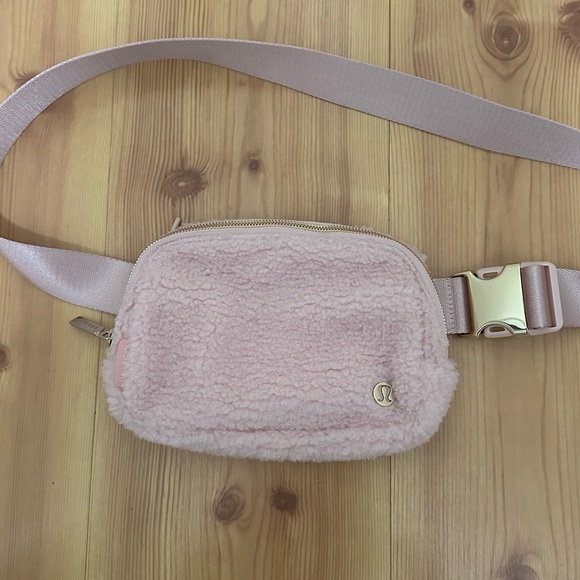 Lululemon Athletica Blush Sherpa Belt Bag - Picture 3 of 4